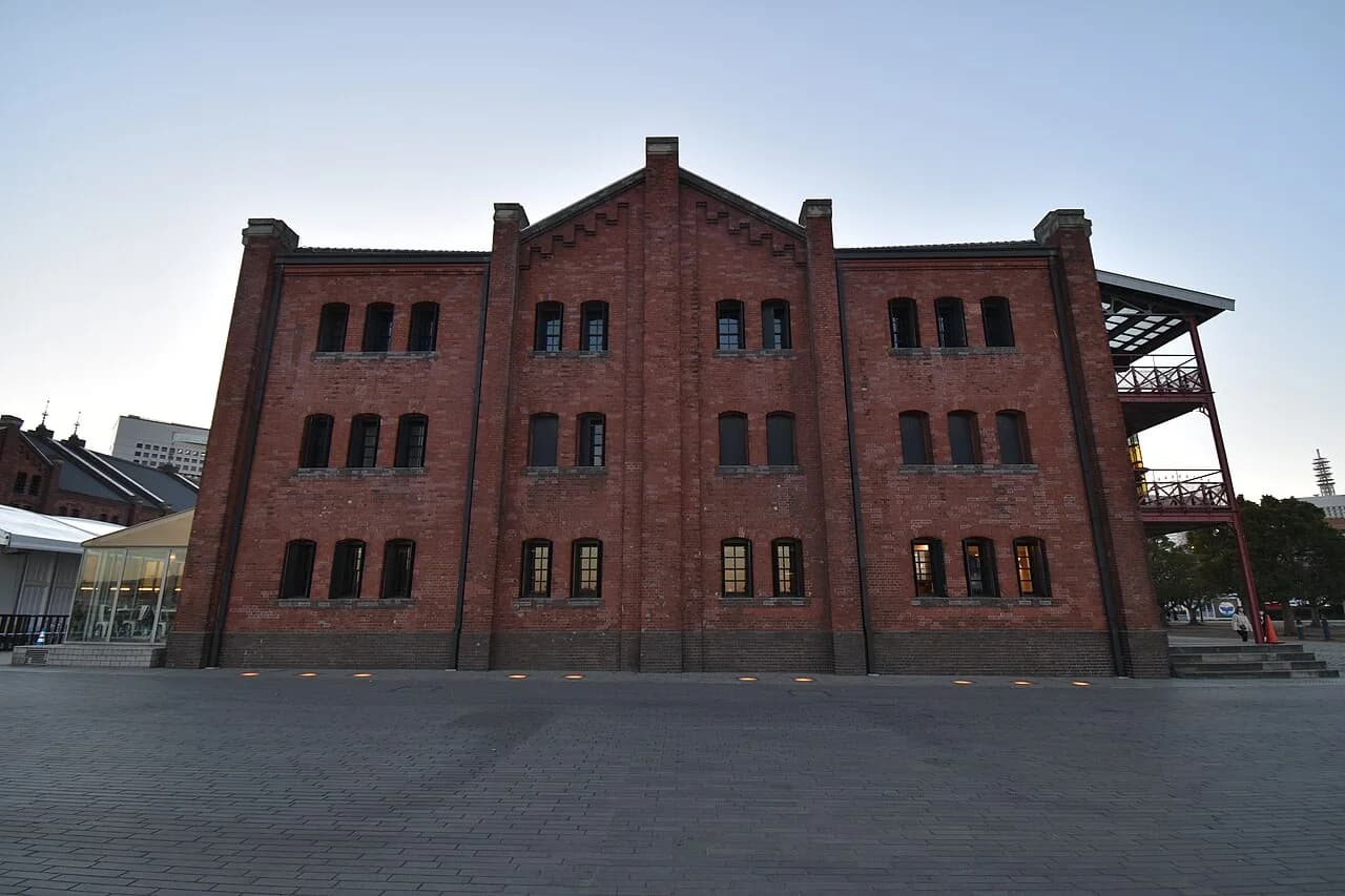 横浜赤レンガ倉庫の広場と赤レンガの建物