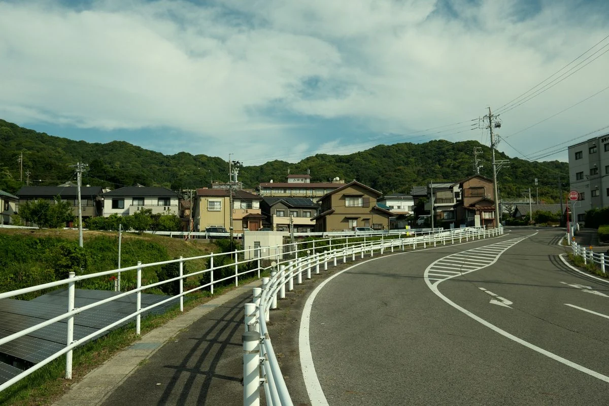 町の道路。通う負担のイメージ。